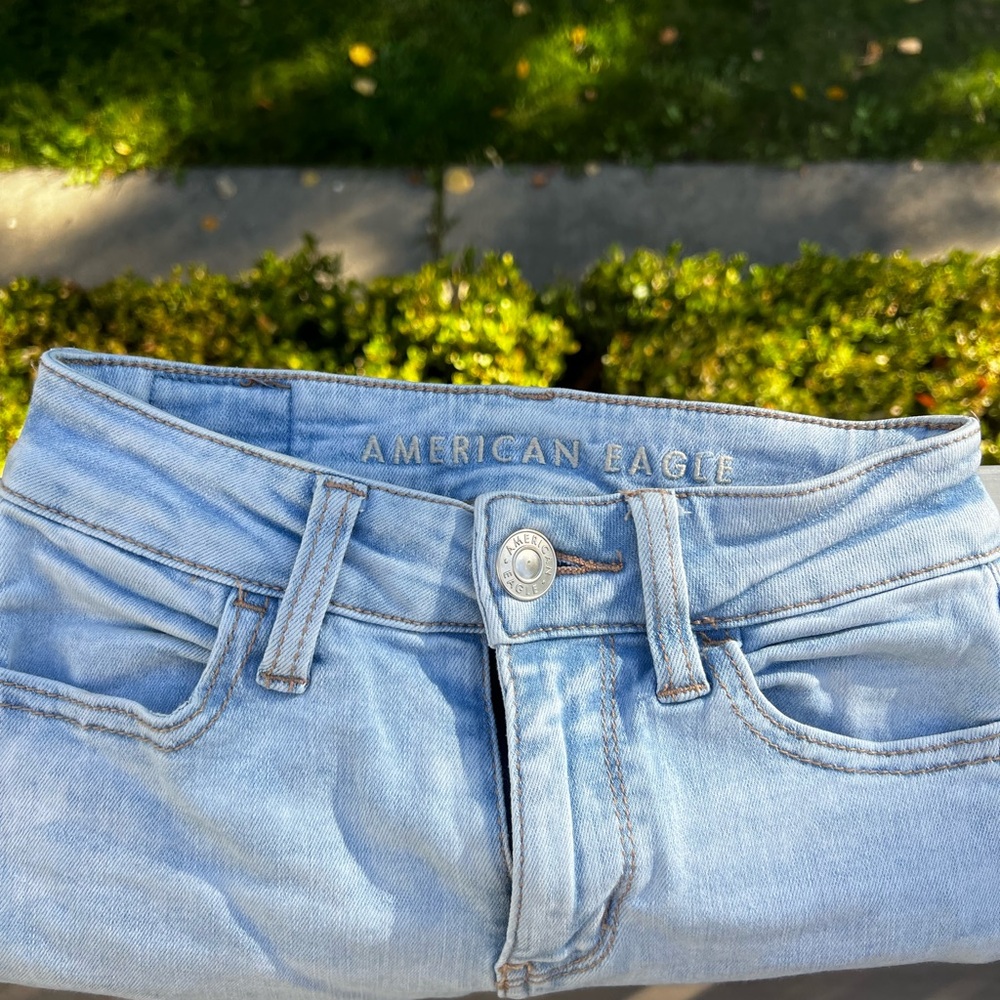 American Eagle (size 000 short) light wash skinny jeans. Perfect condition.